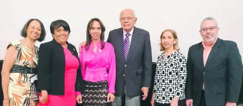 Virgen Gómez Alba junto a miembros de la sociedad.