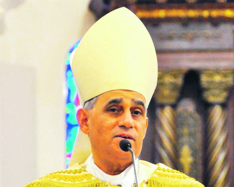 Freddy Bretón renuncia  como arzobispo de Santiago