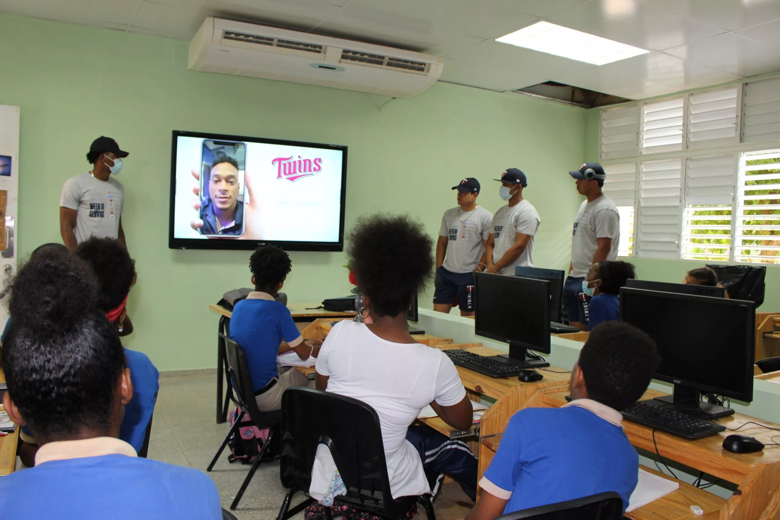 Los Mellizos de Minnesota realizan labor comunitaria en escuela de Boca Chica