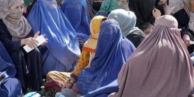 Los talibanes de Afganistán ordenan a las mujeres cubrirse de pies a cabeza