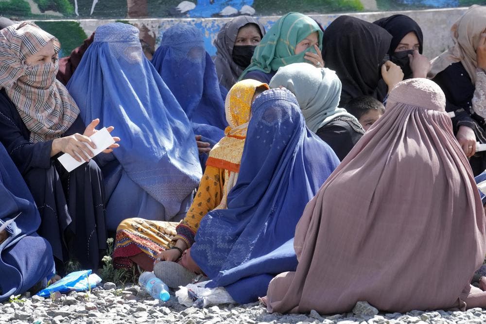 Los talibanes de Afganistán ordenan a las mujeres cubrirse de pies a cabeza