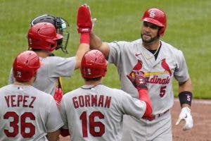 Albert Pujols conecta dos jonrones, Yadier Molina lanza en el triunfo de los Cardenales