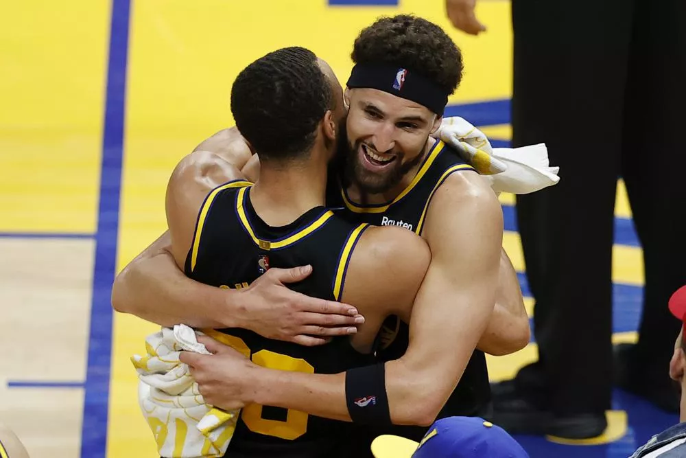 Warriors vencen 120-110 a Mavericks y regresan a las Finales de la NBA