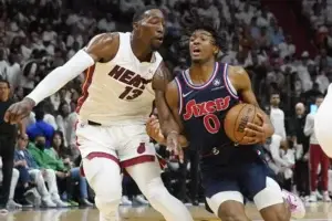 Adebayo, Butler llevan al Heat a vencer a los 76ers 119-103 en el Juego 2