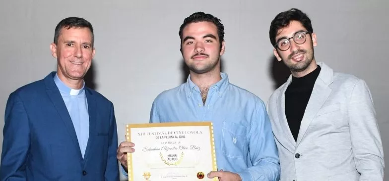 Jorge  Hernández   y Oscar Casalis  entregan a Sebastián.