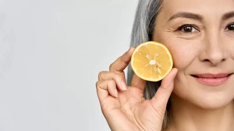 Qué tan efectivos son realmente contra el envejecimiento la Vitamina C, el ácido hialurónico y el  retinol