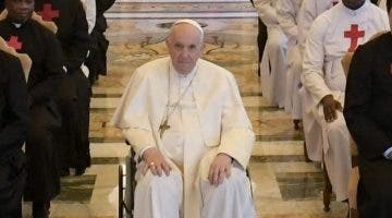 Por su problema de rodilla el papa Francisco no podrá viajar a Kiev o Moscú