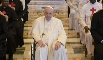 Por su problema de rodilla el papa Francisco no podrá viajar a Kiev o Moscú