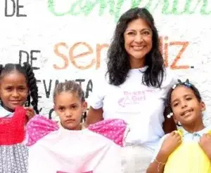 Entidades realizan una donación de 120 vestidos