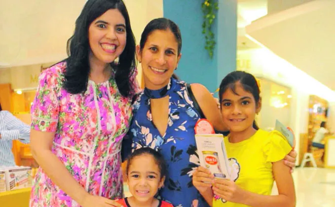Evelín Cáceres junto a Alejandra Martínez y sus hijas Camila y Rosalía.