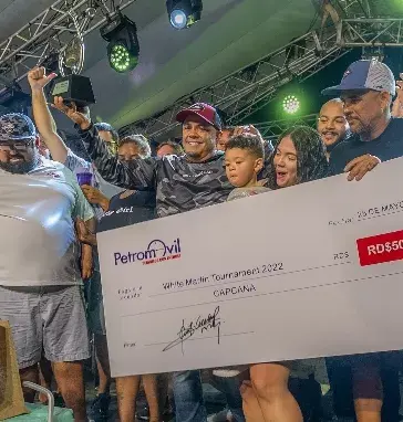 Doña Lucy gana torneo de pesca  Marlin Blanco 2022