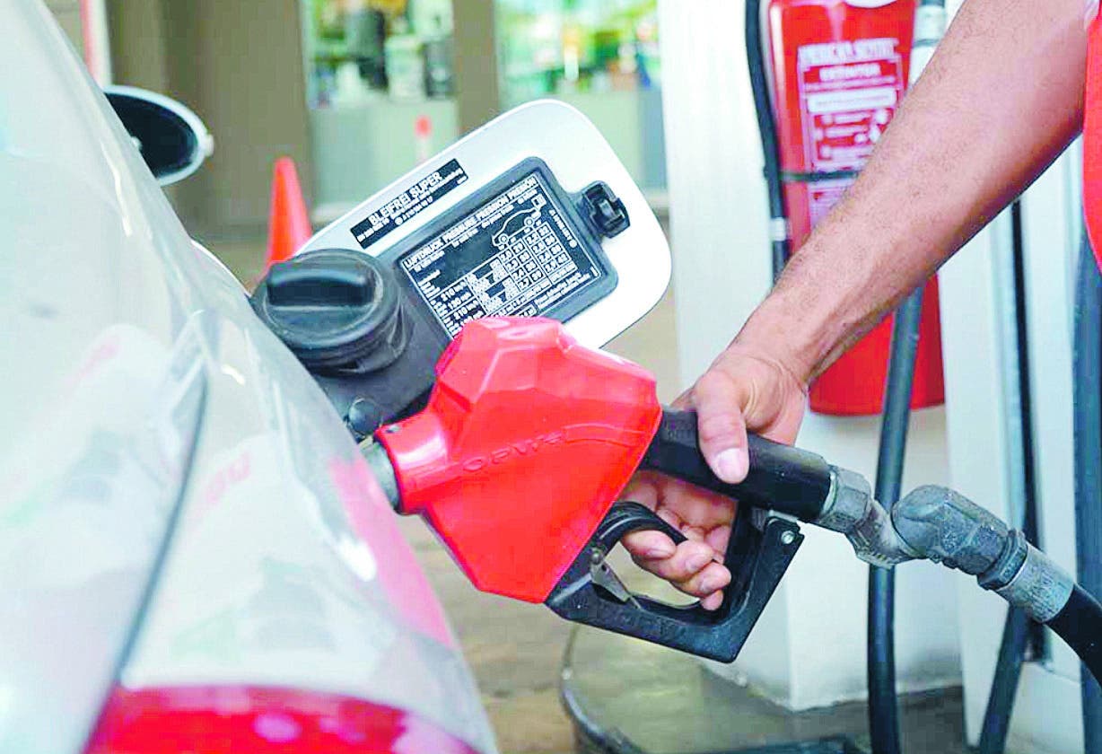Gobierno congela los precios de los combustibles