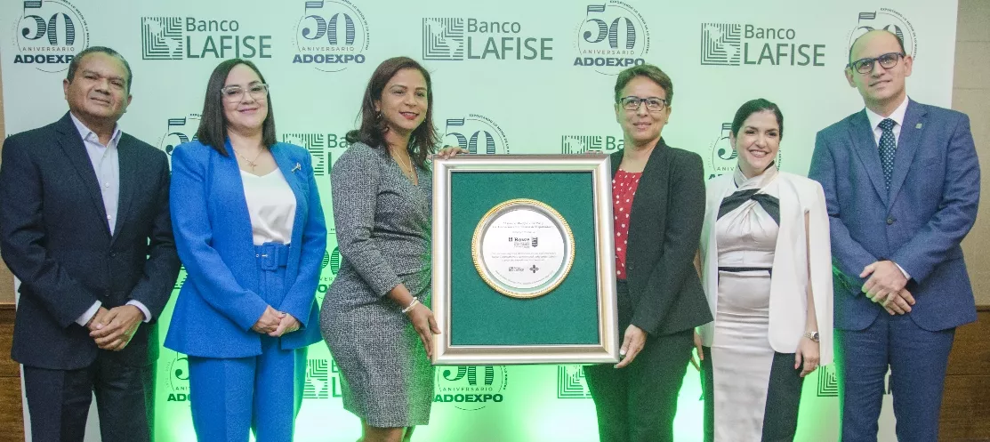 Daniel Liranzo, Elizabeth Mena, Wendy Villa, Sarah Pineda, Biviana Riveiro y Edgar Del Toro