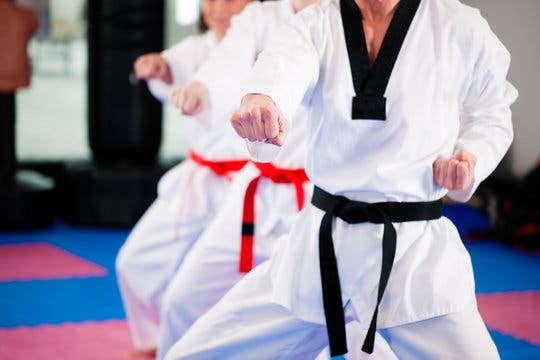 Condenan a exentrenador de taekwondo por difundir fotos de menores