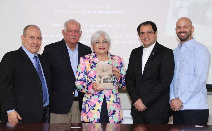 PUCMM presenta un libro de Mukien Adriana Sang