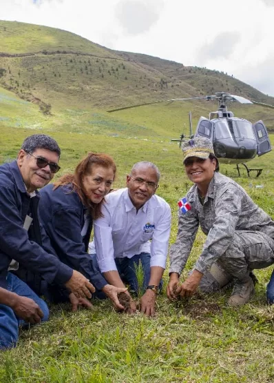 Medio Ambiente siembra diez mil  árboles en Neiba