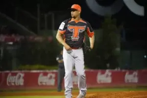 Toros firman al derecho agente libre Edgar García