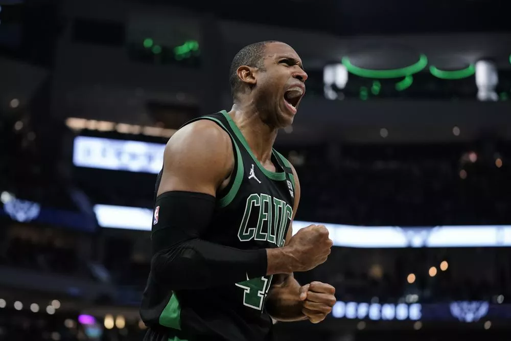 Horford y Tatum lideran con 30 puntos y los Celtics empatan la serie con los Bucks