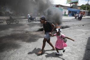 Miles de niños sin escuela por la guerra entre bandas en Haití