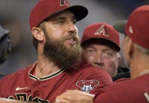 Madison Bumgarner de los D-backs es expulsado tras revisión de sustancias extrañas