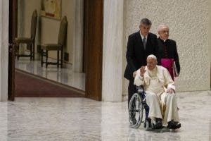 El papa en silla de ruedas por el dolor de la rodilla