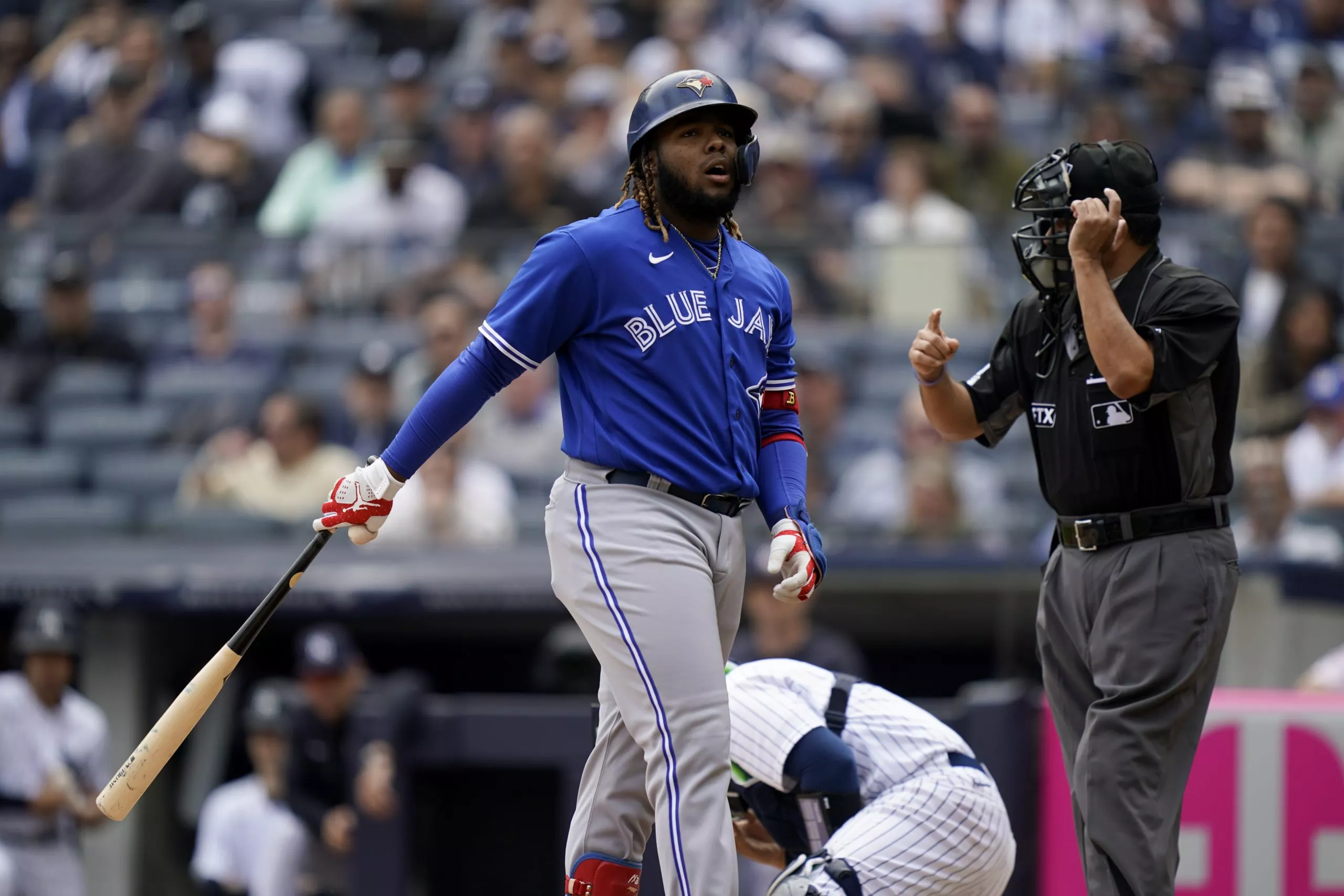 Vladimir Guerrero Jr. destroza su bate tras ponche ante los Yanquis