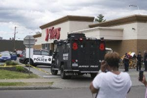 Al menos 10 muertos deja tiroteo en un supermercado de Búfalo