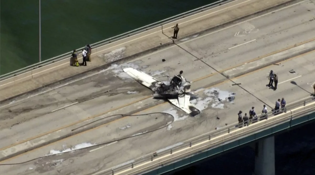 Una avioneta cae en un puente de Miami-Beach dejando al menos seis heridos