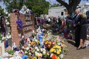 Biden visita la escuela de Texas donde murieron 19 niños y dos maestras