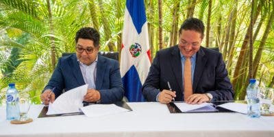 UCE y  Grupo Read, firman convenio para egresados y especialistas de odontología