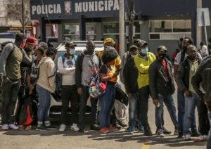 Haitianos varados en Tijuana buscan medidas “desesperadas” para llegar a EEUU