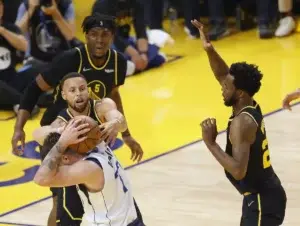 Curry logra doble doble y los Warriors apalean a Dallas