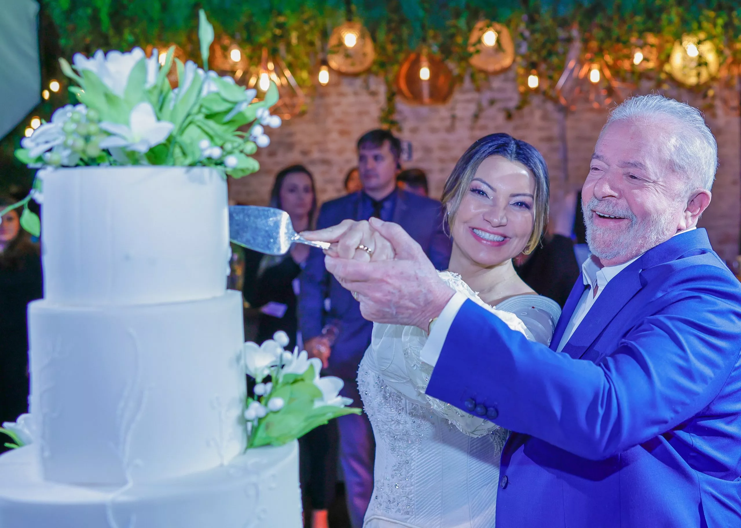 Lula dice que con su boda abre nueva etapa “de unión, esperanza y mucho amor