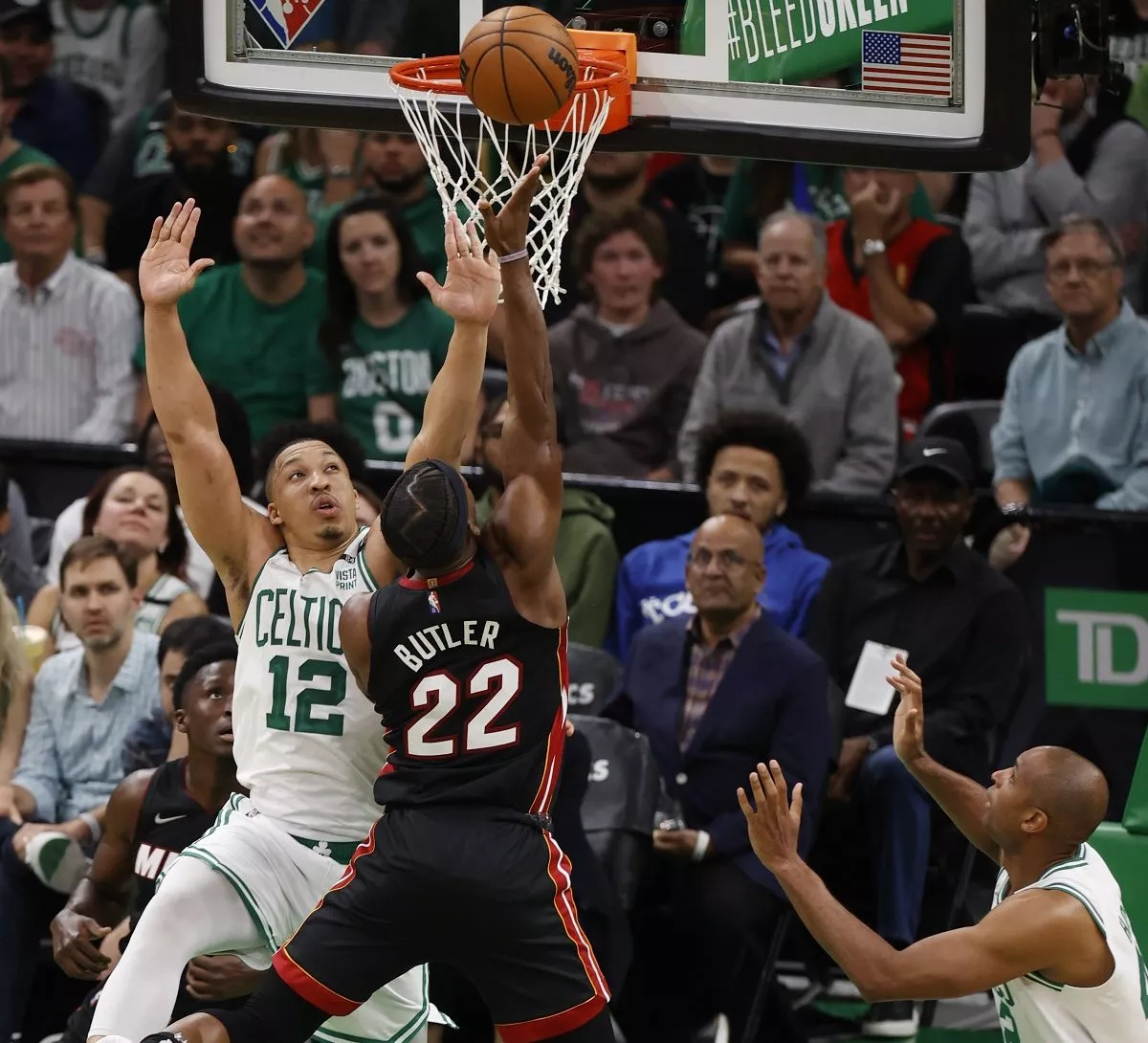 Celtics doman 102-82 al Heat e igualan la serie