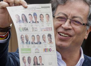 Petro vota “con esperanza de cambiar la historia” y llevar izquierda al poder