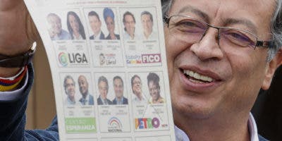 Petro vota “con esperanza de cambiar la historia” y llevar izquierda al poder