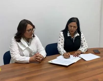 Acroarte renueva acuerdo de asesoría migratoria gratuita para sus miembros