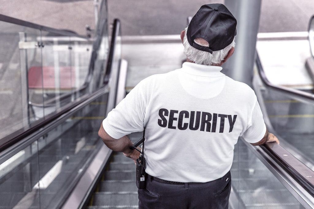 Compañías de vigilancia ya pueden contratar como vigilante a ciudadanos mayores de 18 años