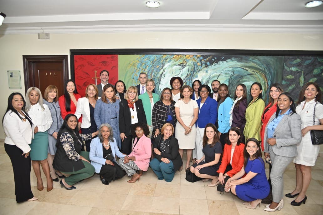Ministerio de la Mujer y Grupo de Alto Nivel OEA visitan Congreso Nacional
