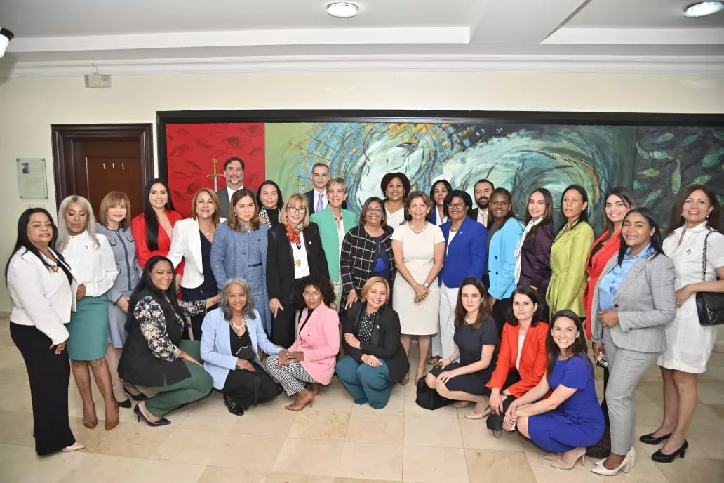 Ministerio de la Mujer y Grupo de Alto Nivel OEA visitan Congreso Nacional