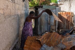 Los haitianos vuelven a sus casas en ruinas tras la guerra entre bandas