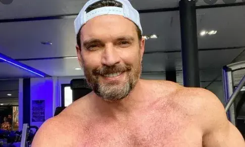 Julián Gil revela que tiene cáncer de la piel