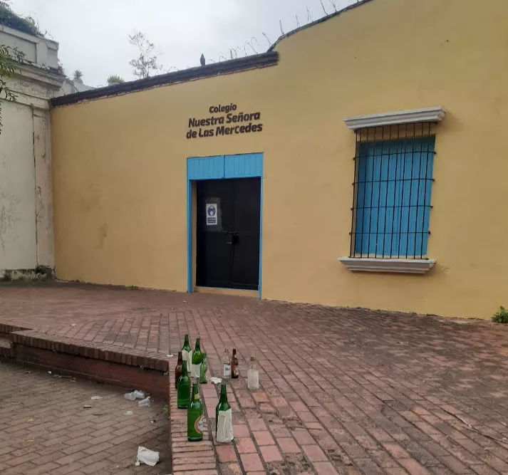 Sacerdote se queja tras desorden frente de la Iglesia Las Mercedes