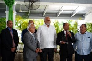 Club Los Prados reconoce aportes del ministro Fulcar a la educación y el deporte