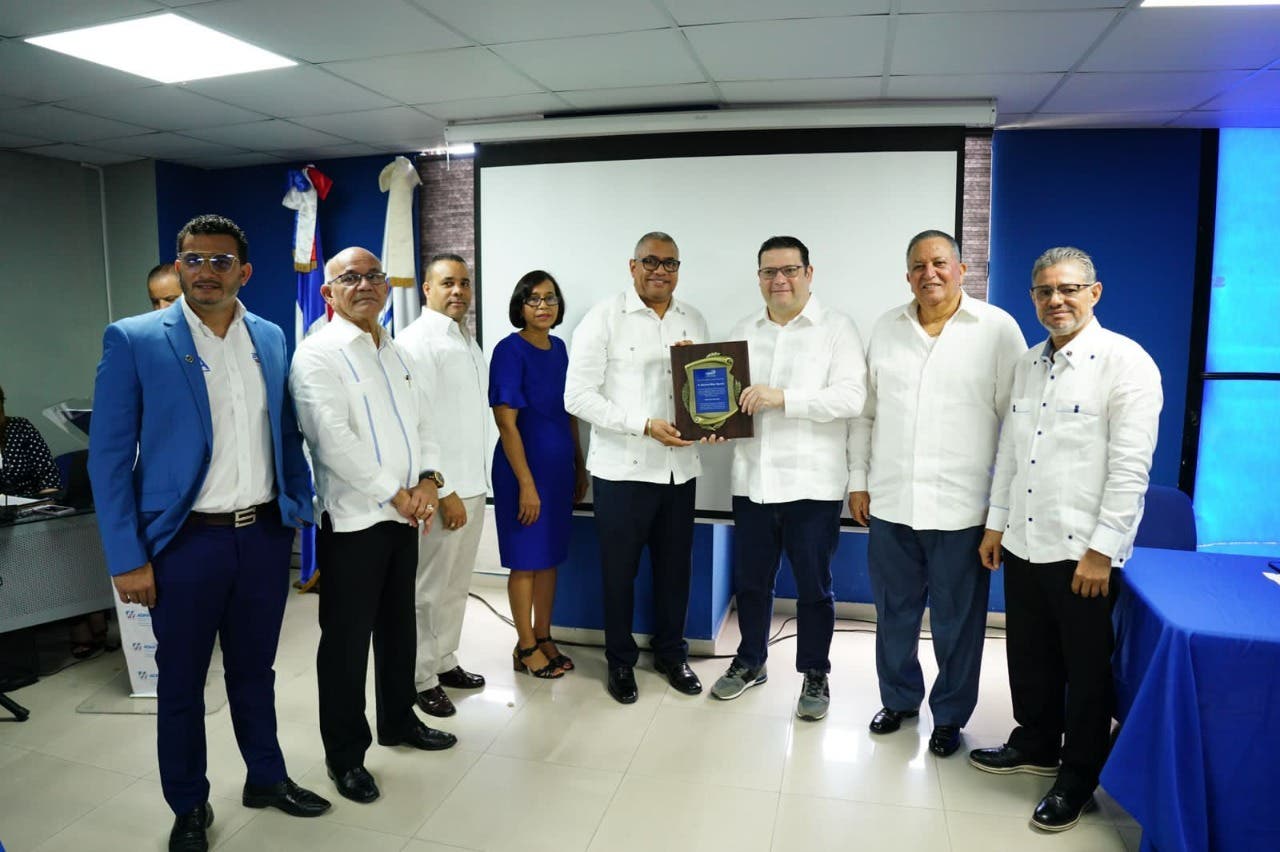 La Asociación Dominicana de Agentes de Aduanas reconoce al director de la DGA