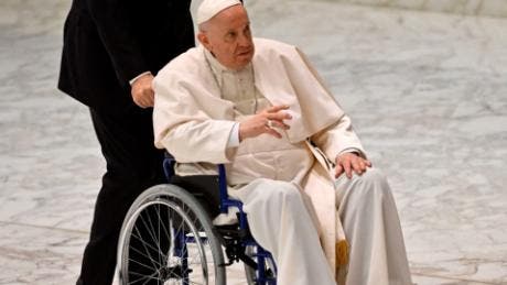 Papa cancelar misa del Corpus Christi por dolor en la rodilla