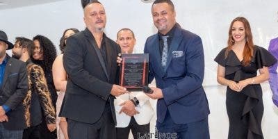 Roy Tabaré  recibe reconocimiento por sus 35 años en la música