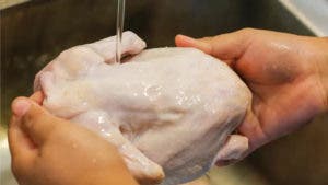 Los peligros de lavar el pollo: cómo evitar una intoxicación ...
