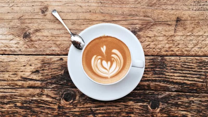 ¿Qué es más saludable, el café descafeinado o los lattes de maca, cúrcuma y otros superalimentos que se han puesto de moda?
