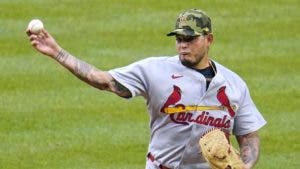 Yadier Molina debuta como lanzador a sus 39 años